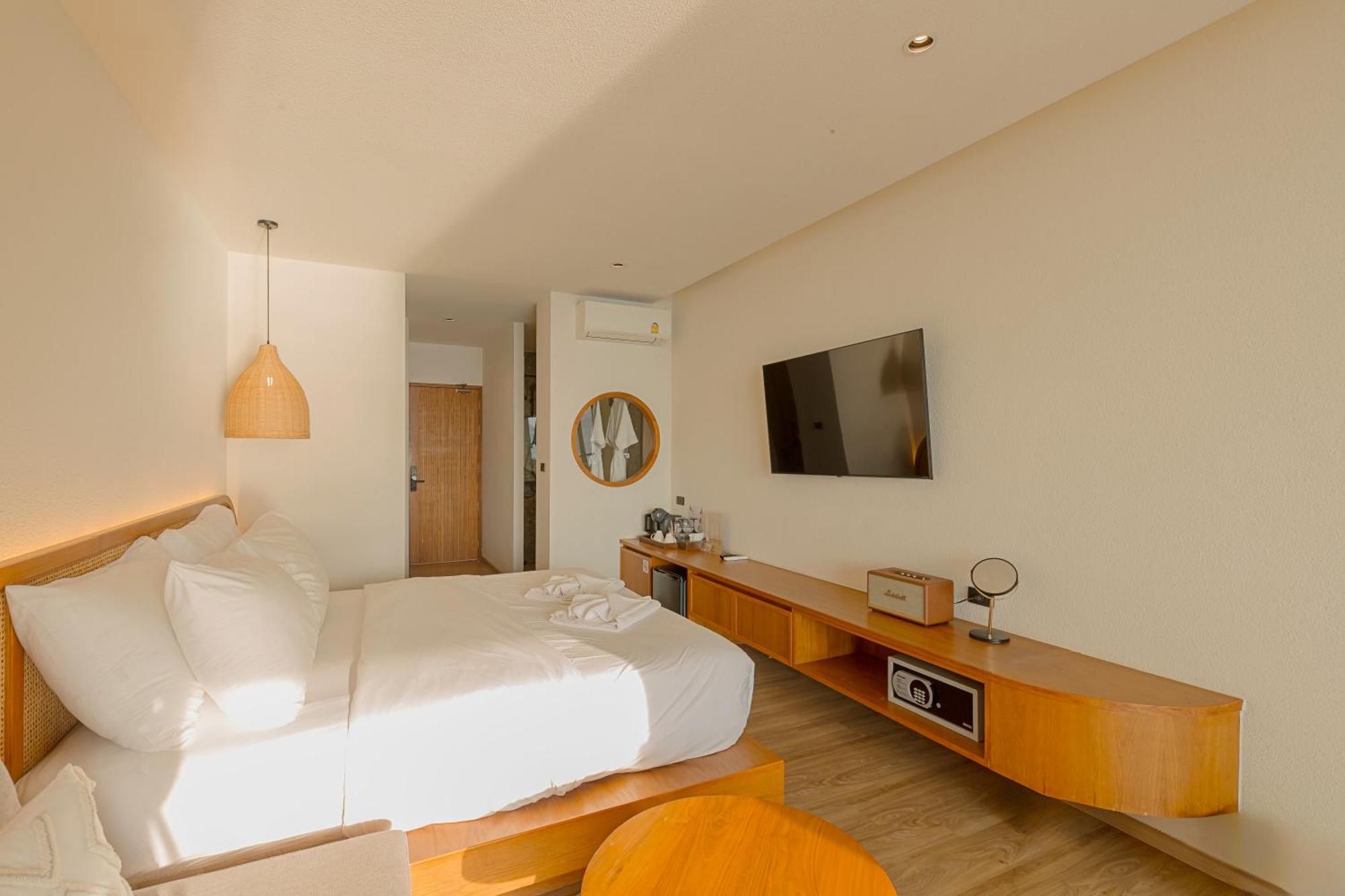 Tasana Bar And Luxury Resort Ко Ларн Екстериор снимка