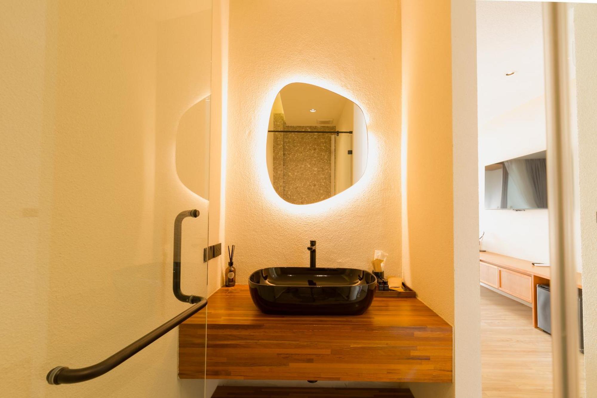 Tasana Bar And Luxury Resort Ко Ларн Екстериор снимка