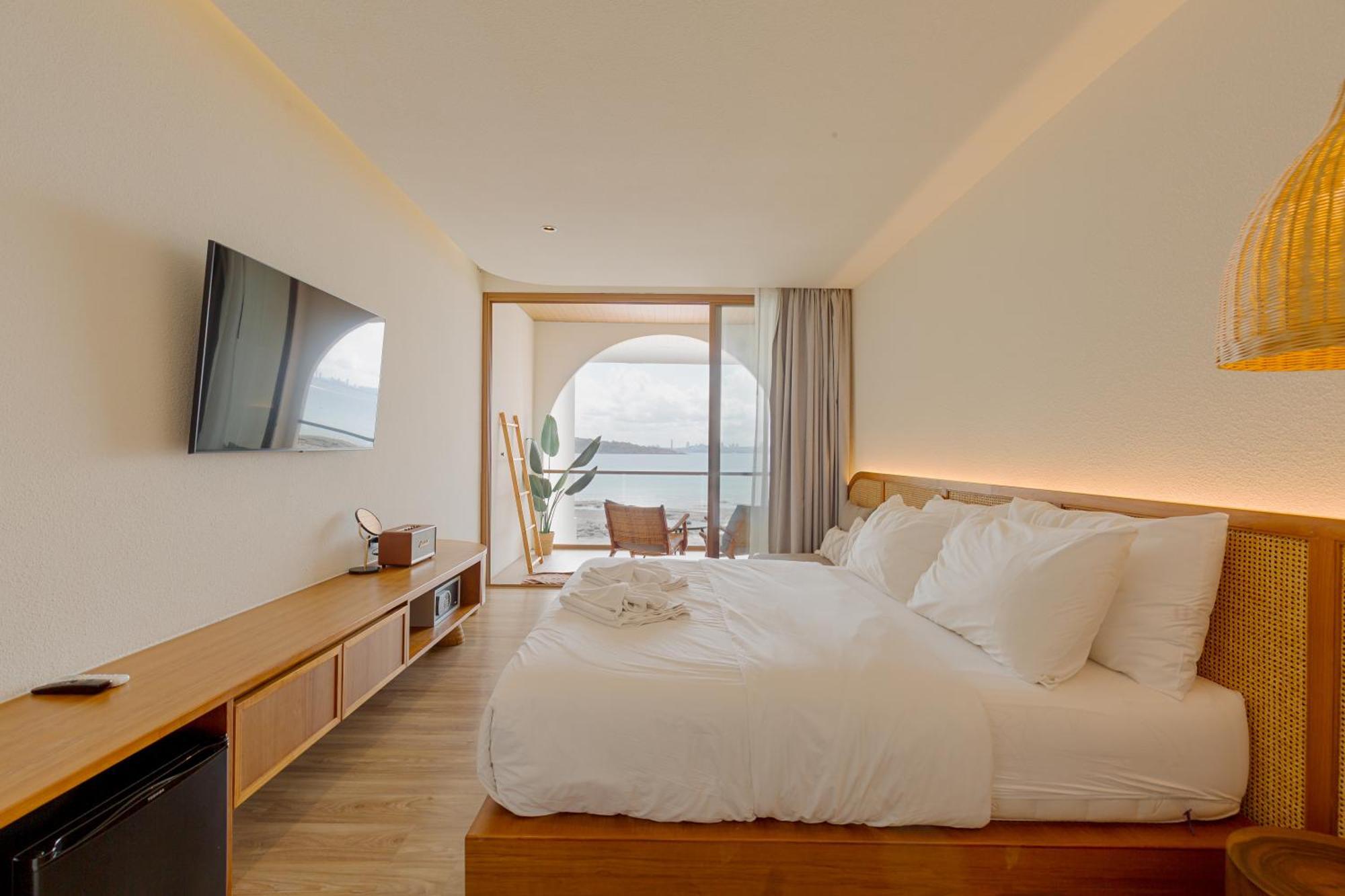 Tasana Bar And Luxury Resort Ко Ларн Екстериор снимка