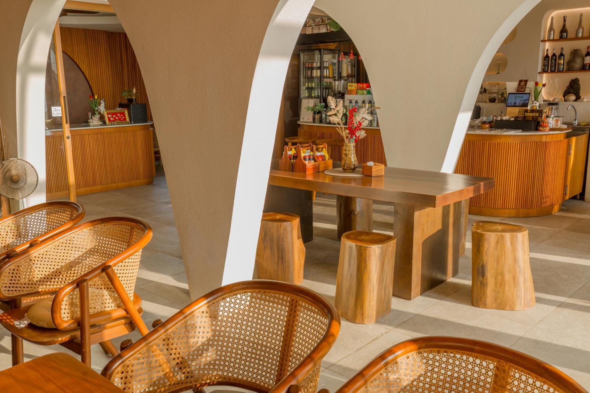 Tasana Bar And Luxury Resort Ко Ларн Екстериор снимка