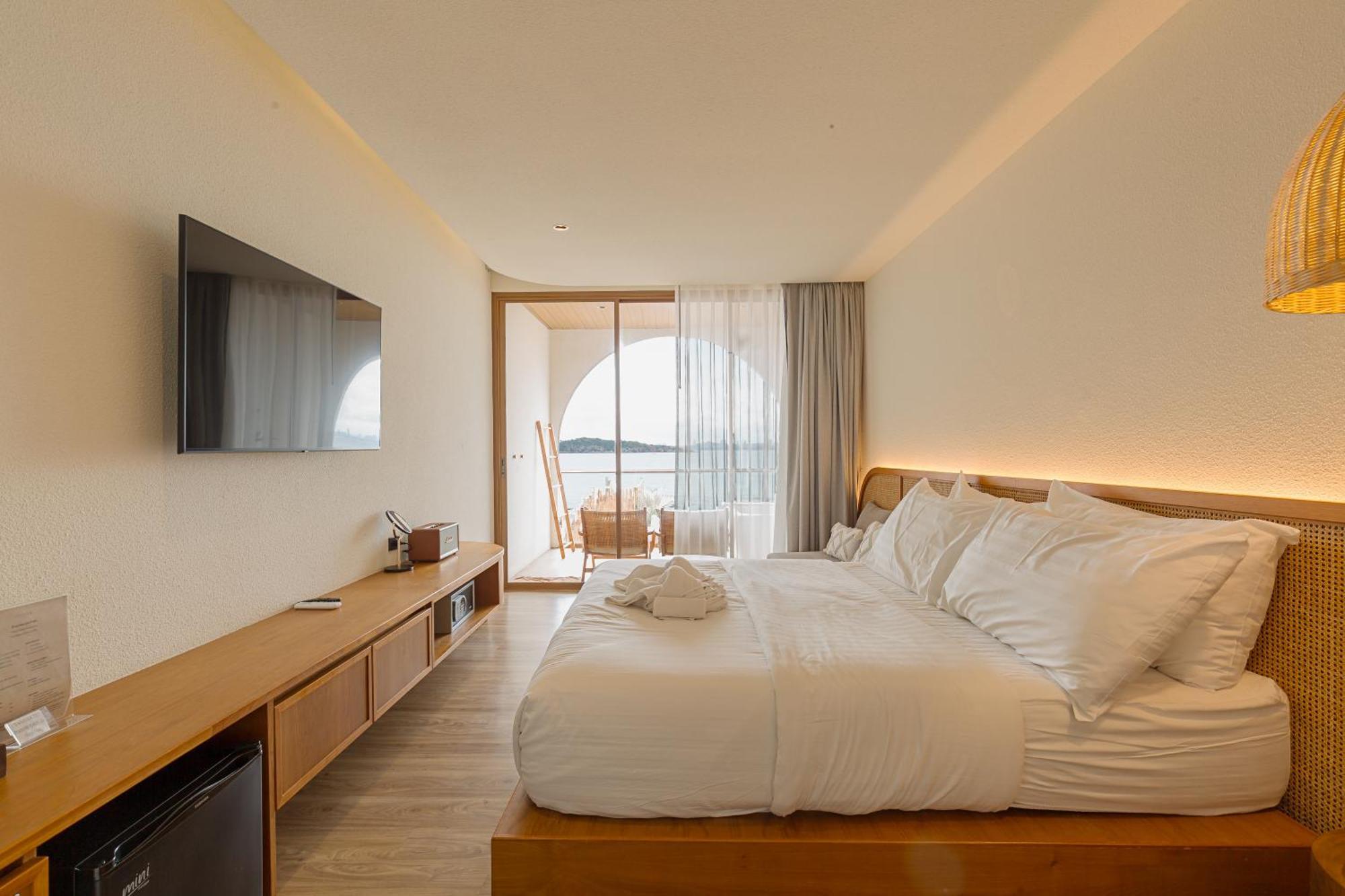 Tasana Bar And Luxury Resort Ко Ларн Екстериор снимка