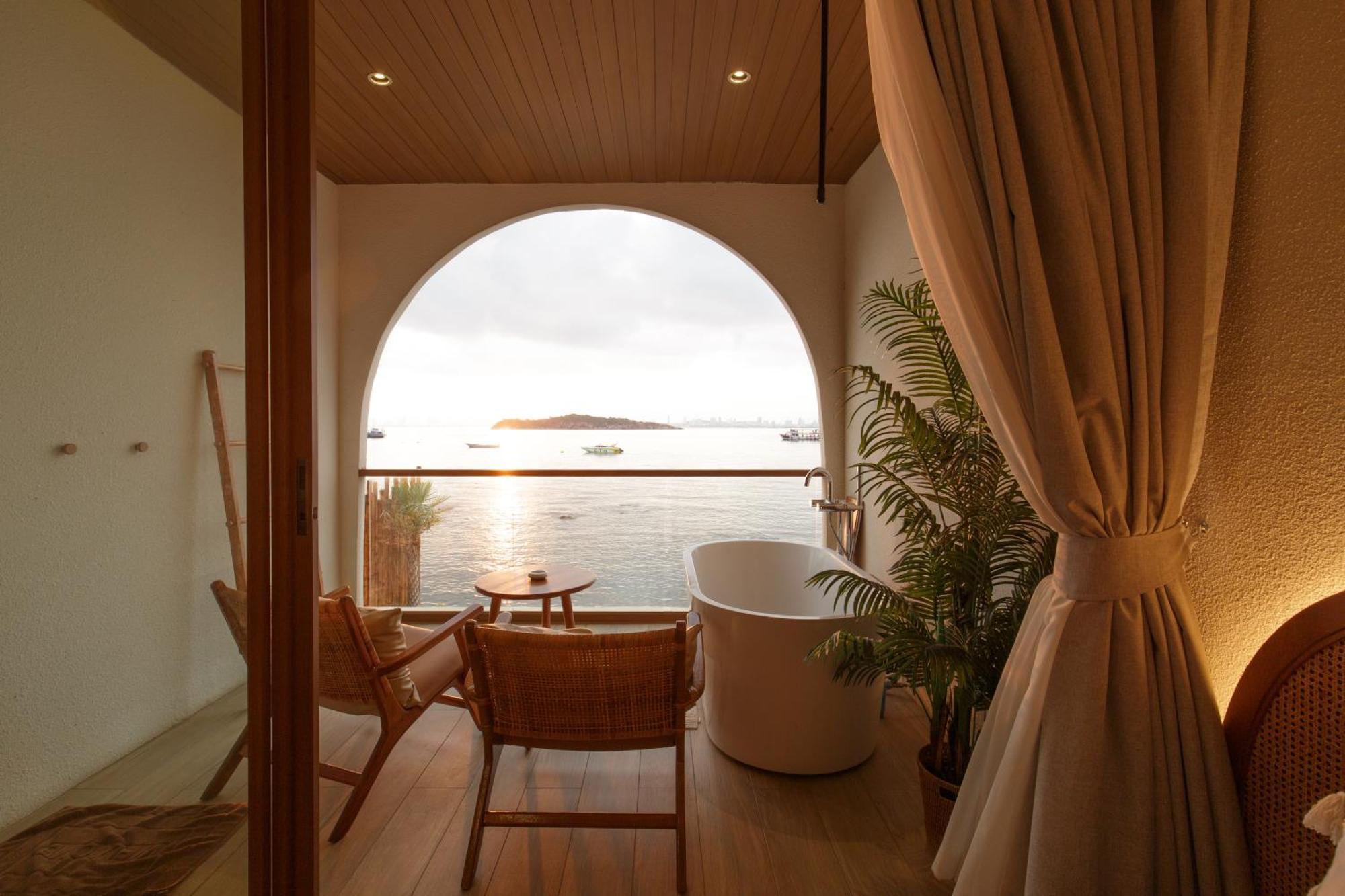 Tasana Bar And Luxury Resort Ко Ларн Екстериор снимка